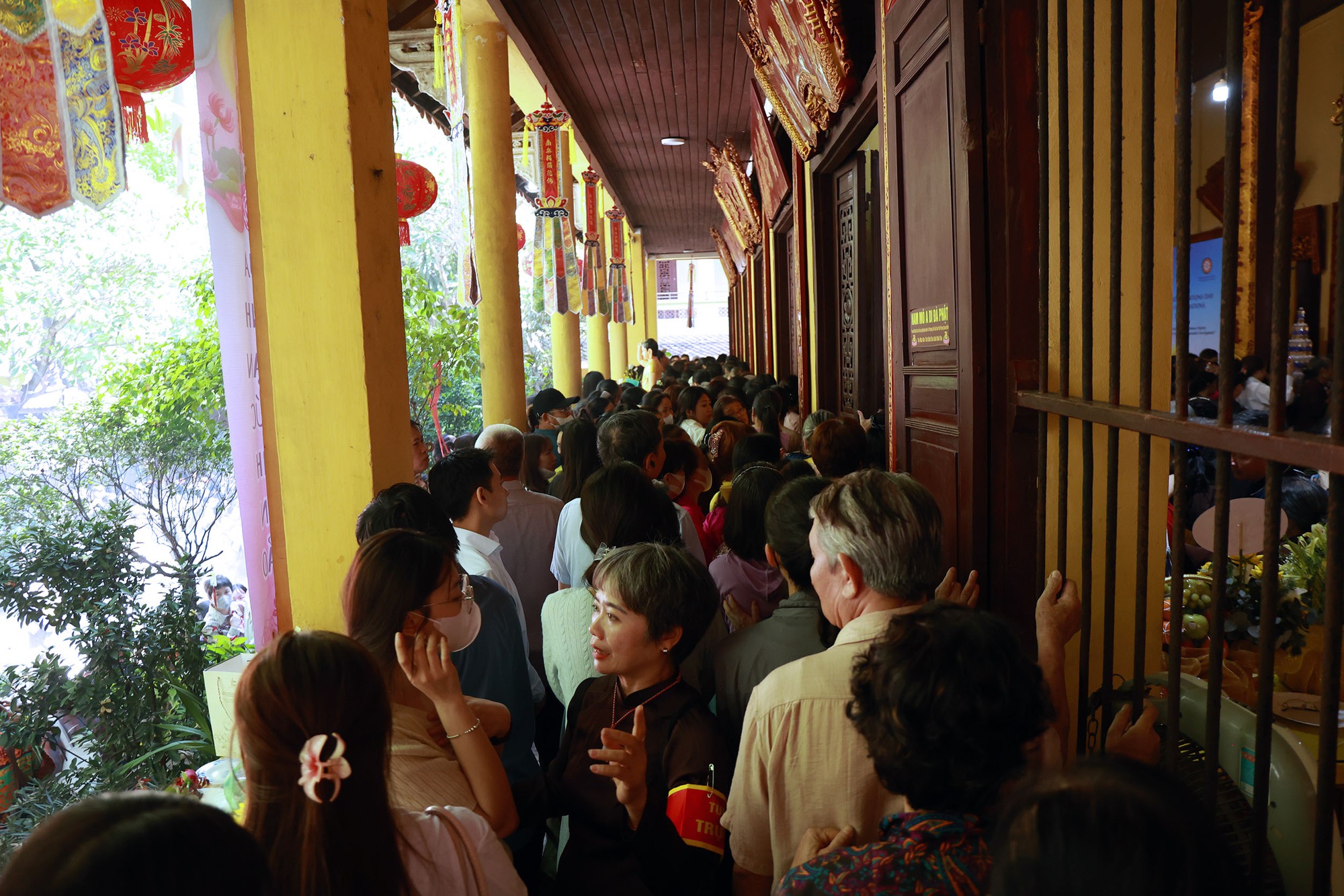 Hà Nội: Hàng nghìn người dân đổ về chùa Quán Sứ, tận tay thực hiện nghi lễ "tắm Phật" linh thiêng- Ảnh 11.