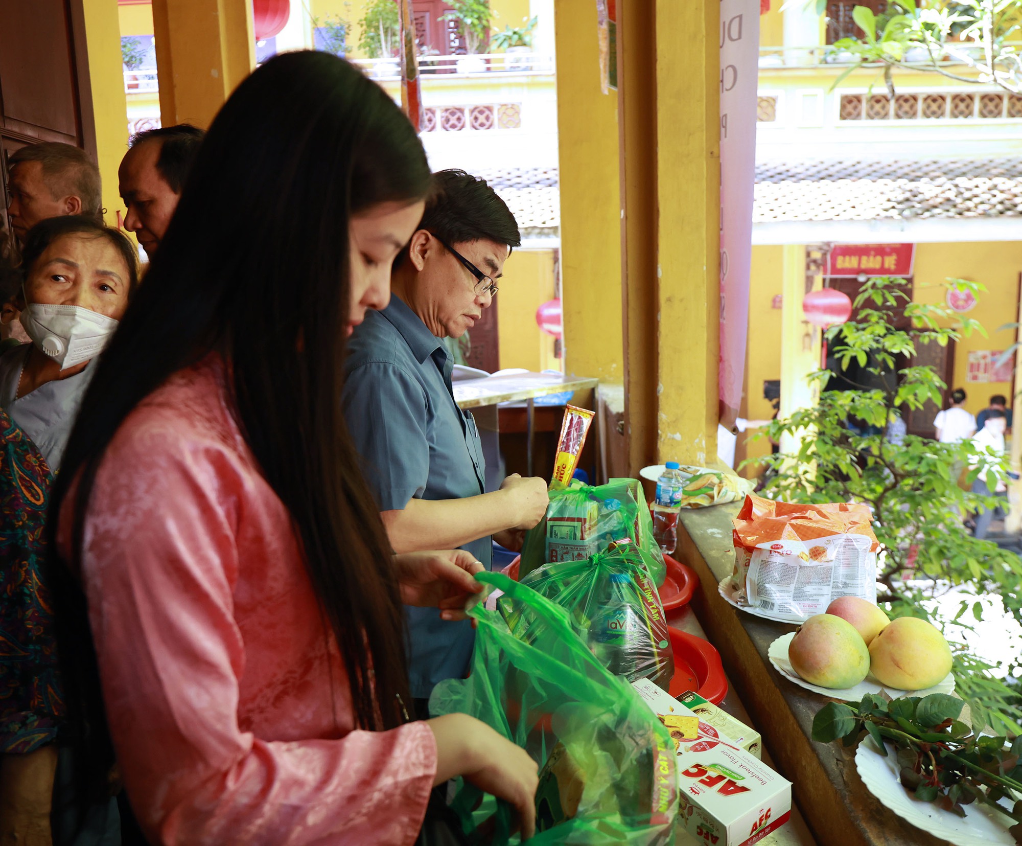Hà Nội: Hàng nghìn người dân đổ về chùa Quán Sứ, tận tay thực hiện nghi lễ "tắm Phật" linh thiêng- Ảnh 10.