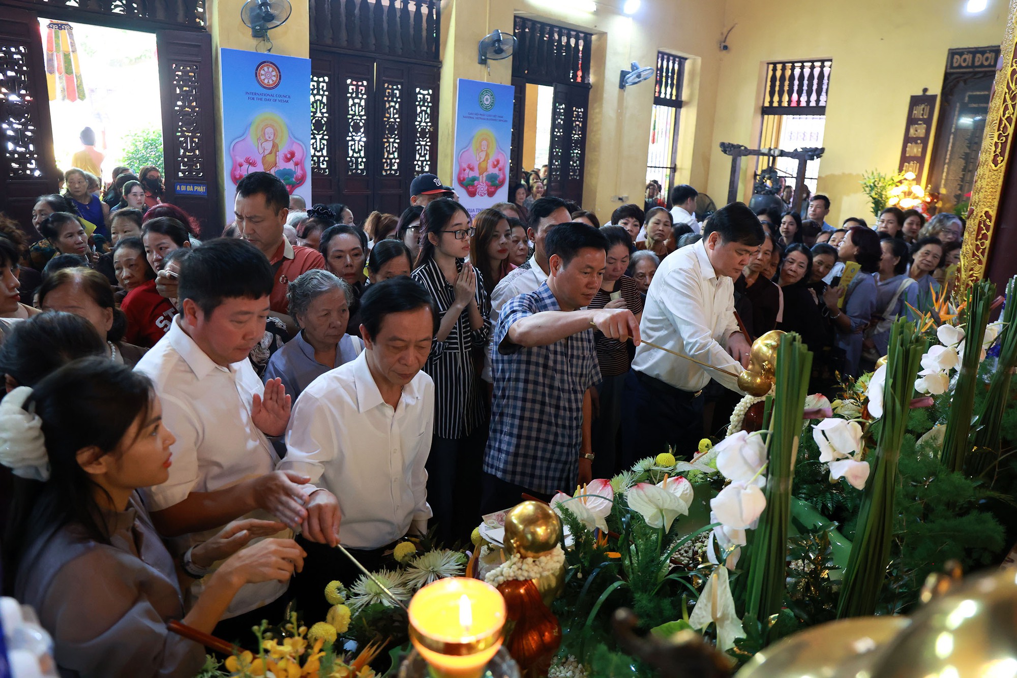 Hà Nội: Hàng nghìn người dân đổ về chùa Quán Sứ, tận tay thực hiện nghi lễ "tắm Phật" linh thiêng- Ảnh 12.