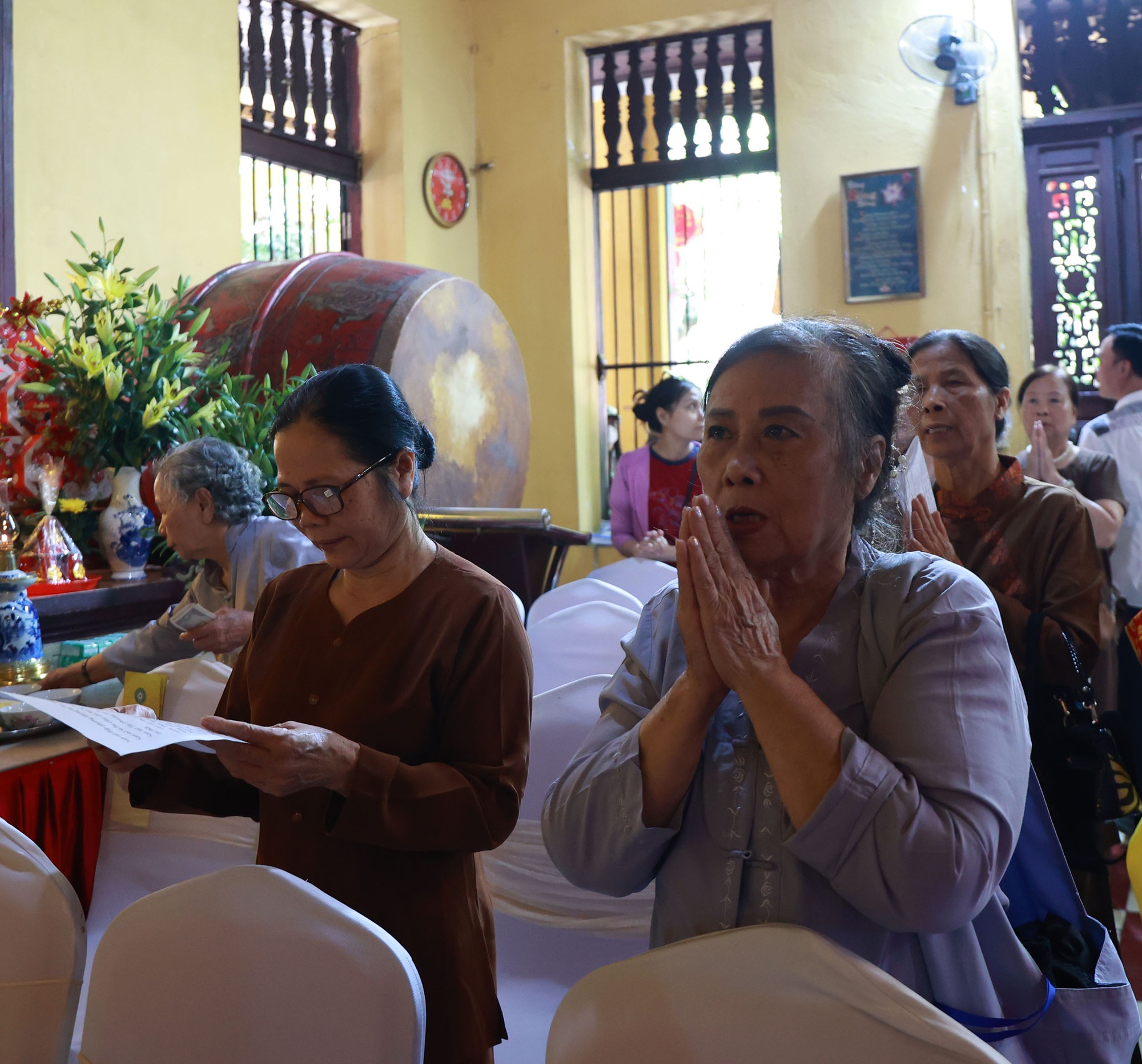Hà Nội: Hàng nghìn người dân đổ về chùa Quán Sứ, tận tay thực hiện nghi lễ "tắm Phật" linh thiêng- Ảnh 14.