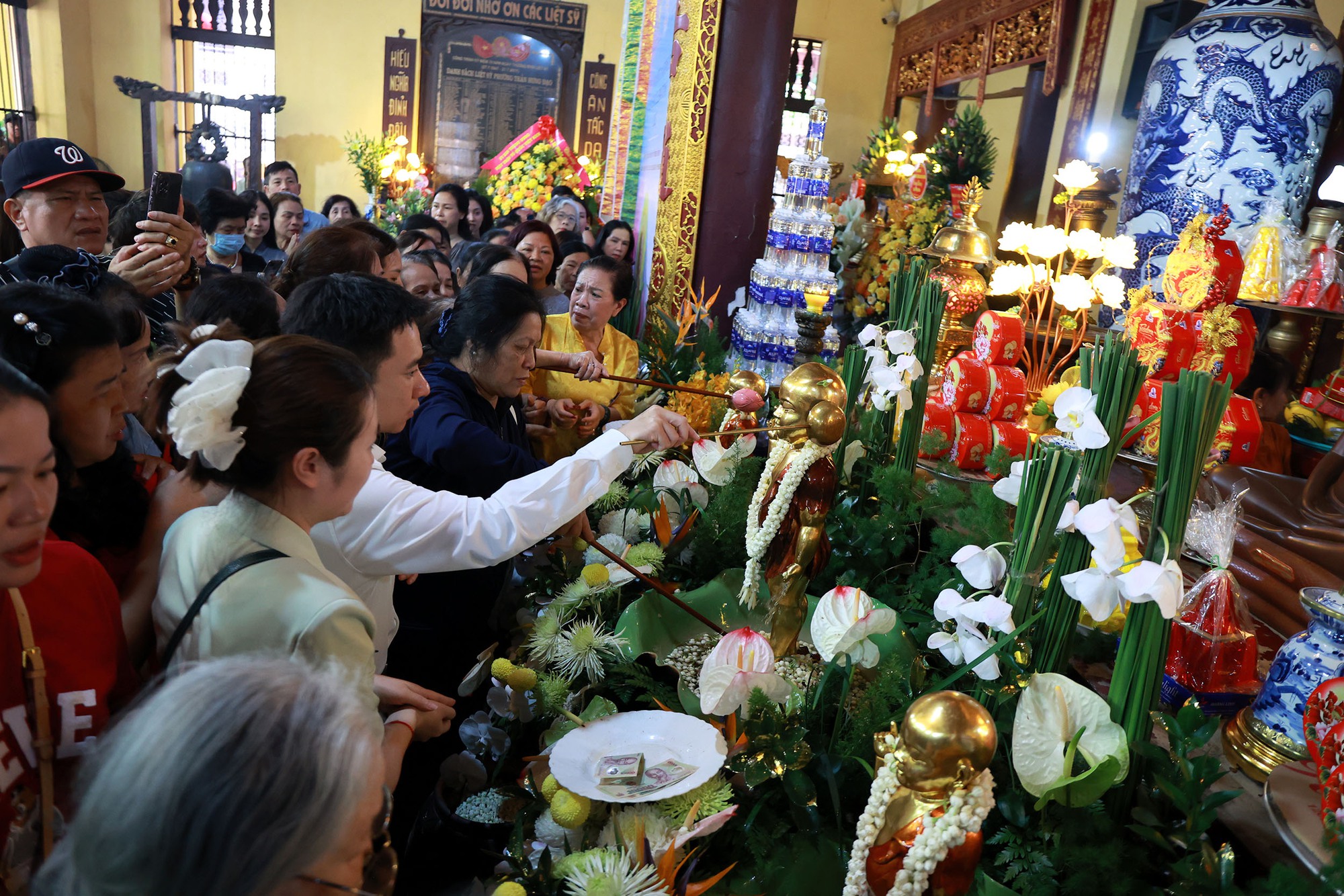 Hà Nội: Hàng nghìn người dân đổ về chùa Quán Sứ, tận tay thực hiện nghi lễ "tắm Phật" linh thiêng- Ảnh 13.