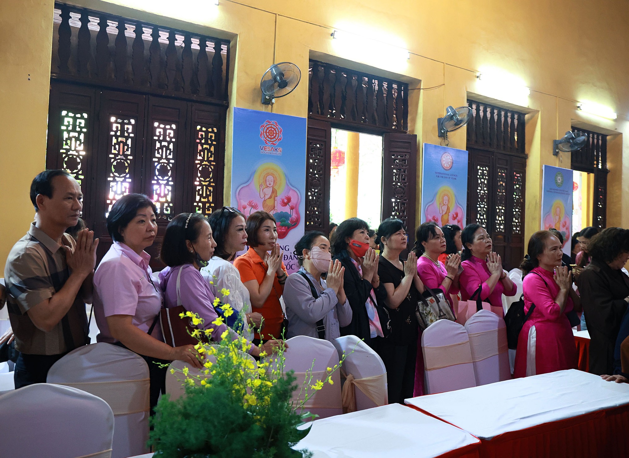 Hà Nội: Hàng nghìn người dân đổ về chùa Quán Sứ, tận tay thực hiện nghi lễ "tắm Phật" linh thiêng- Ảnh 15.