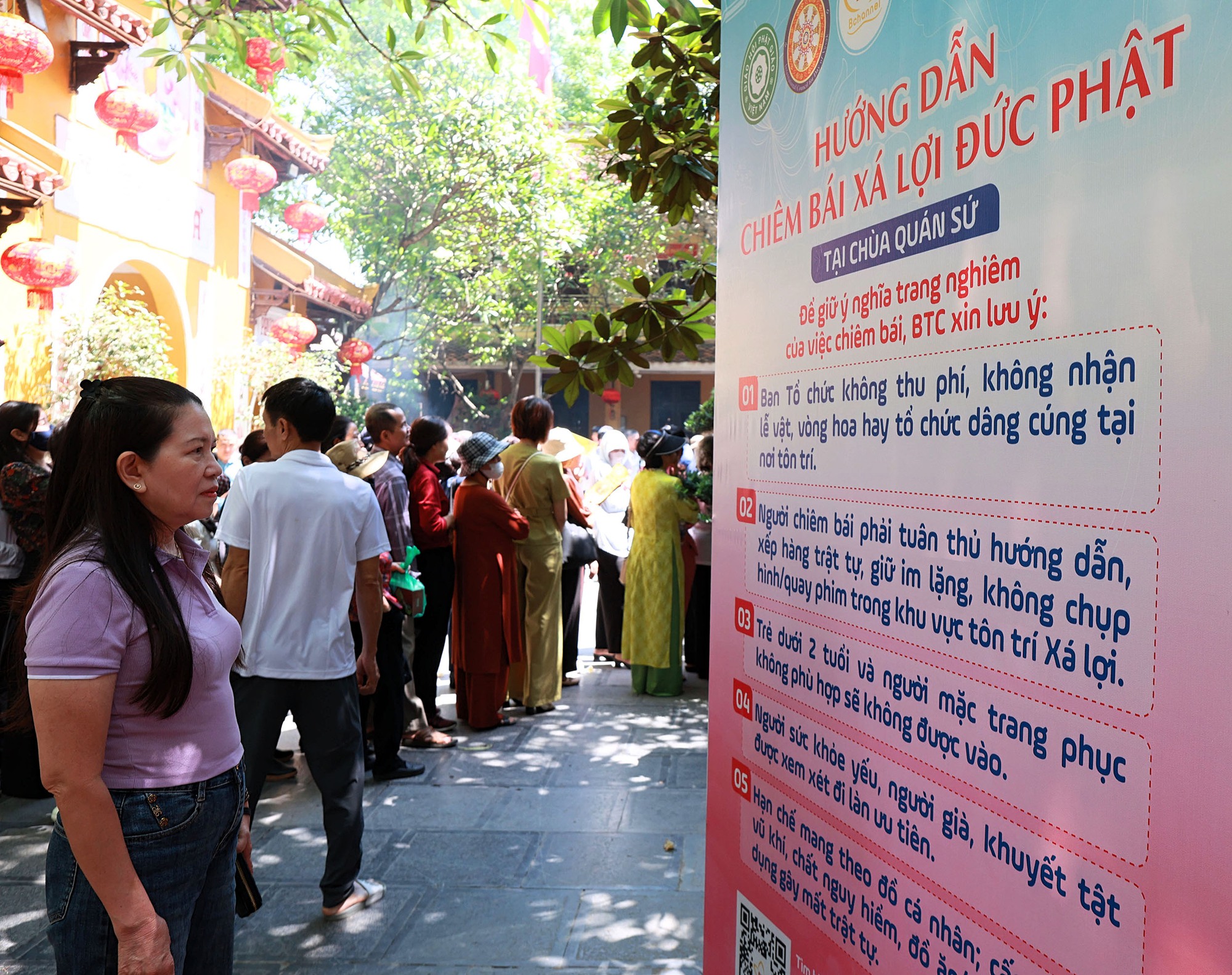Hà Nội: Hàng nghìn người dân đổ về chùa Quán Sứ, tận tay thực hiện nghi lễ "tắm Phật" linh thiêng- Ảnh 5.