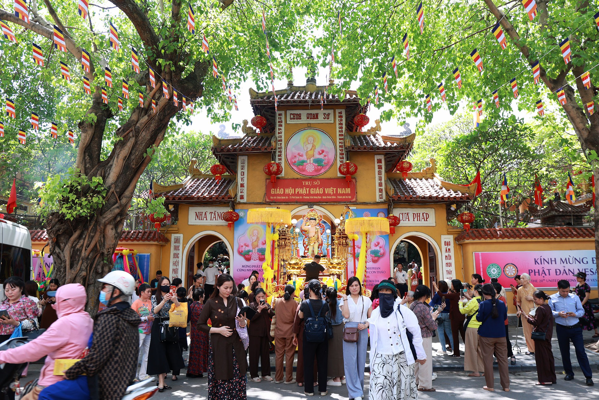 Hà Nội: Hàng nghìn người dân đổ về chùa Quán Sứ, tận tay thực hiện nghi lễ "tắm Phật" linh thiêng- Ảnh 1.