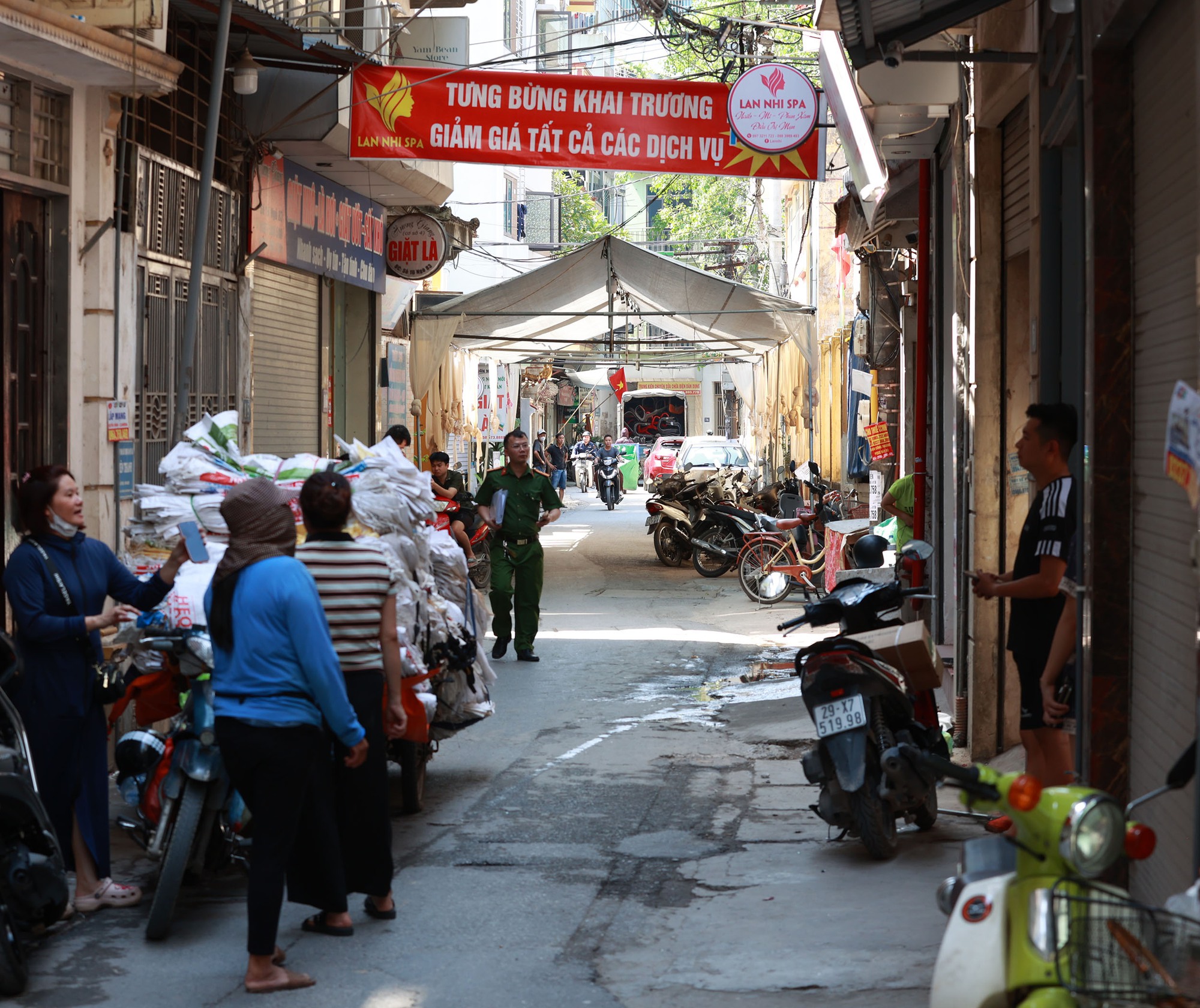Nhân chứng kể lại vụ cháy nhà 7 tầng trong ngõ Triều Khúc: "Lửa bốc lên ngùn ngụt kèm theo những tiếng nổ và mảnh kính văng tung tóe"- Ảnh 3.