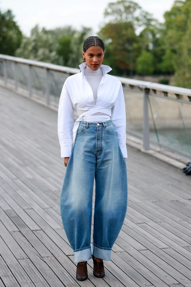 2025 ai cũng có một chiếc barrel jeans trong tủ!- Ảnh 9. 2025 ai cũng có một chiếc barrel jeans trong tủ!- Ảnh 9.