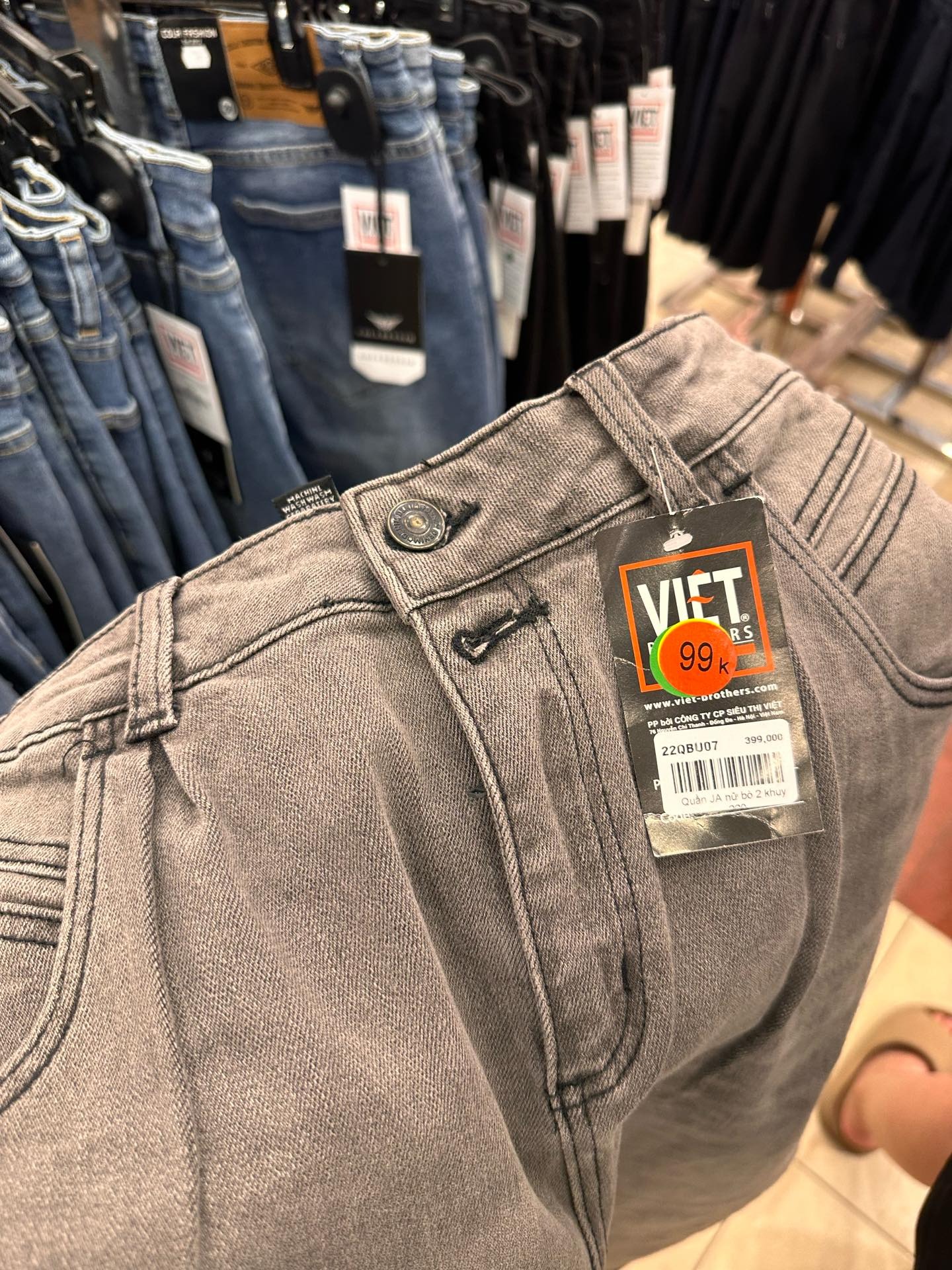 Cõi mạng đồn brand thời trang Việt 22 năm tuổi đóng cửa: Dân tình xếp hàng dài mua đồ sale sập sàn trong nước mắt- Ảnh 4.