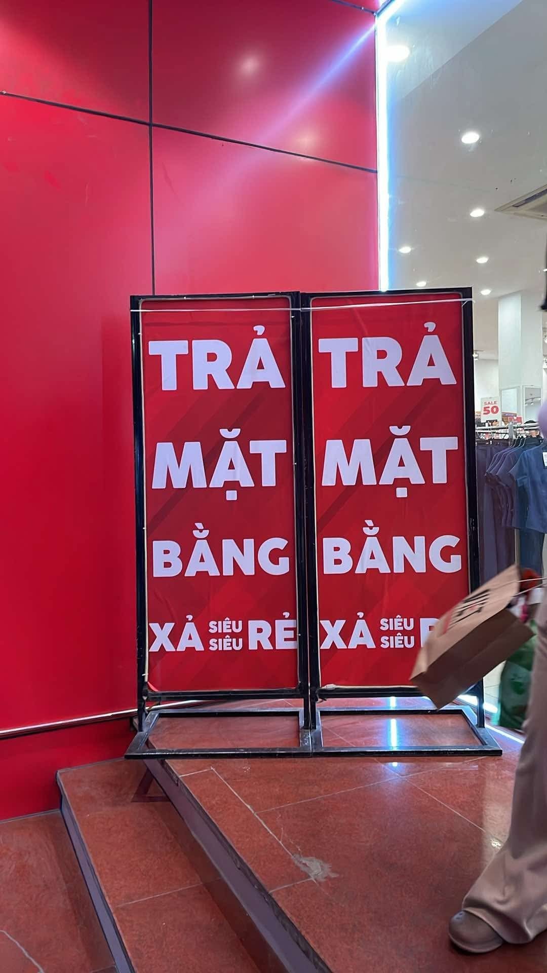Cõi mạng đồn brand thời trang Việt 22 năm tuổi đóng cửa: Dân tình xếp hàng dài mua đồ sale sập sàn trong nước mắt- Ảnh 2.