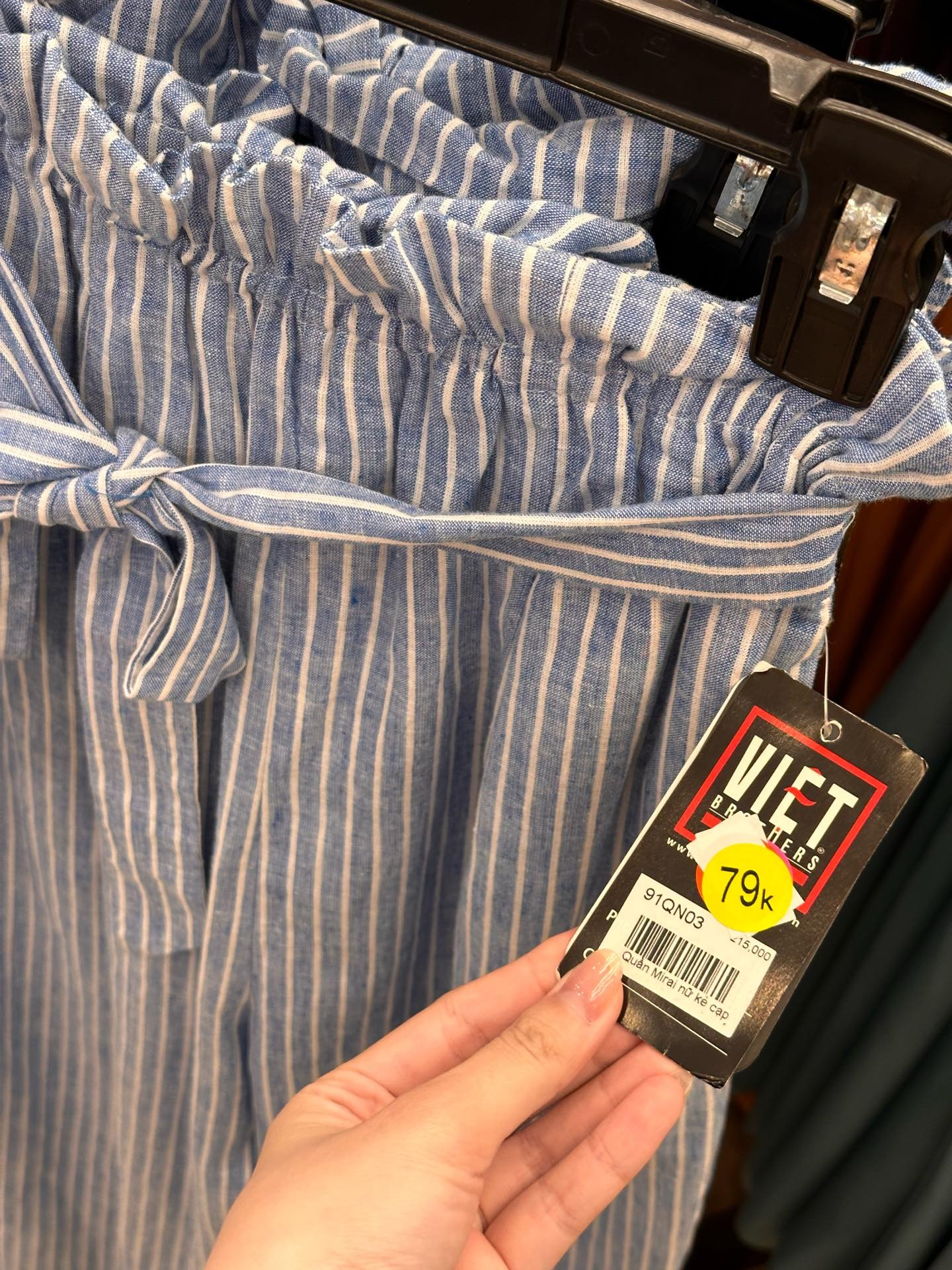 Cõi mạng đồn brand thời trang Việt 22 năm tuổi đóng cửa: Dân tình xếp hàng dài mua đồ sale sập sàn trong nước mắt- Ảnh 5.