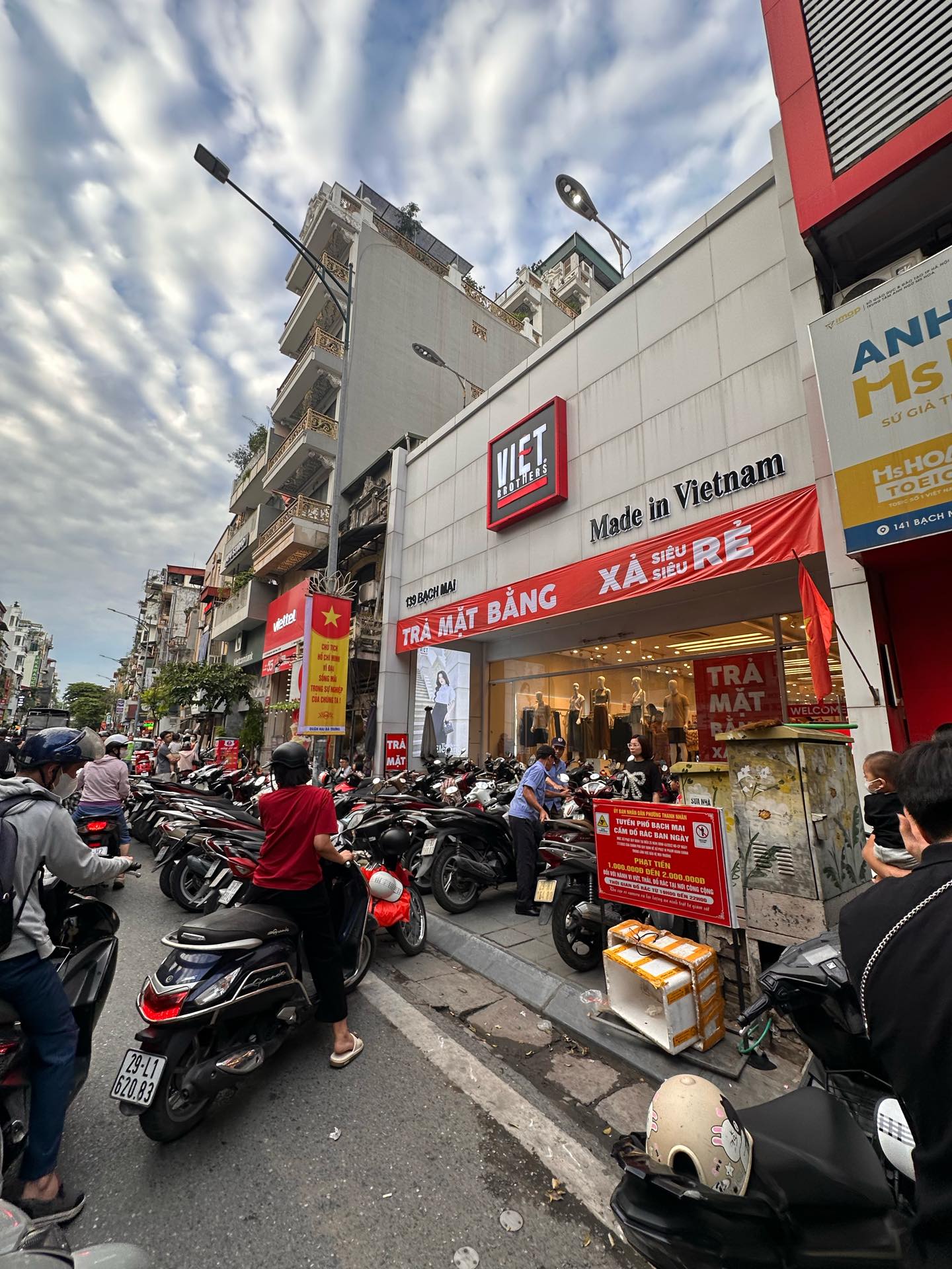 Cõi mạng đồn brand thời trang Việt 22 năm tuổi đóng cửa: Dân tình xếp hàng dài mua đồ sale sập sàn trong nước mắt- Ảnh 1.