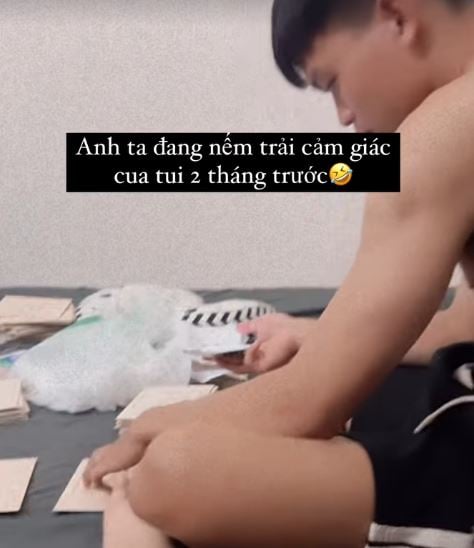 Xôn xao khoảnh khắc Hồ Văn Cường cặm cụi ngồi viết thiệp cưới- Ảnh 1.