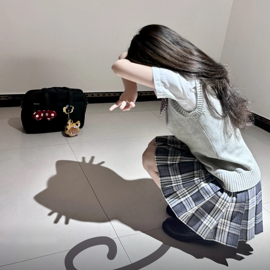 Giải mã cơn sốt bóng đen con mèo - “kitten shadow”: Người nổi tiếng rủ nhau đu trend, đã có bức ảnh triệu like- Ảnh 5.