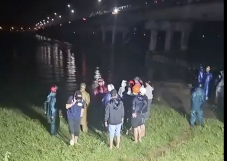 Nghi án người mẹ bỏ lại con gái lớn trên cầu, ôm con gái nhỏ nhảy sông- Ảnh 1.