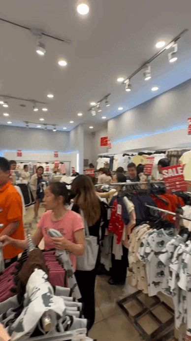 Cõi mạng đồn brand thời trang Việt 22 năm tuổi đóng cửa: Dân tình xếp hàng dài mua đồ sale sập sàn trong nước mắt- Ảnh 10.