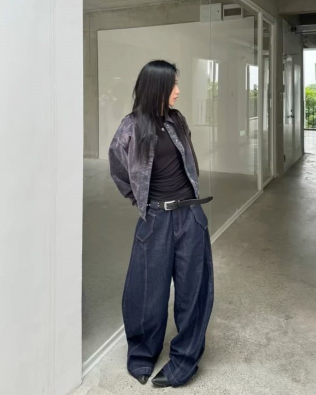 2025 ai cũng có một chiếc barrel jeans trong tủ!- Ảnh 8. 2025 ai cũng có một chiếc barrel jeans trong tủ!- Ảnh 8.