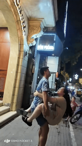 Bắt gặp tiểu thư Hà thành được chồng cầu thủ bế trên phố, netizen chưa kịp khen 
