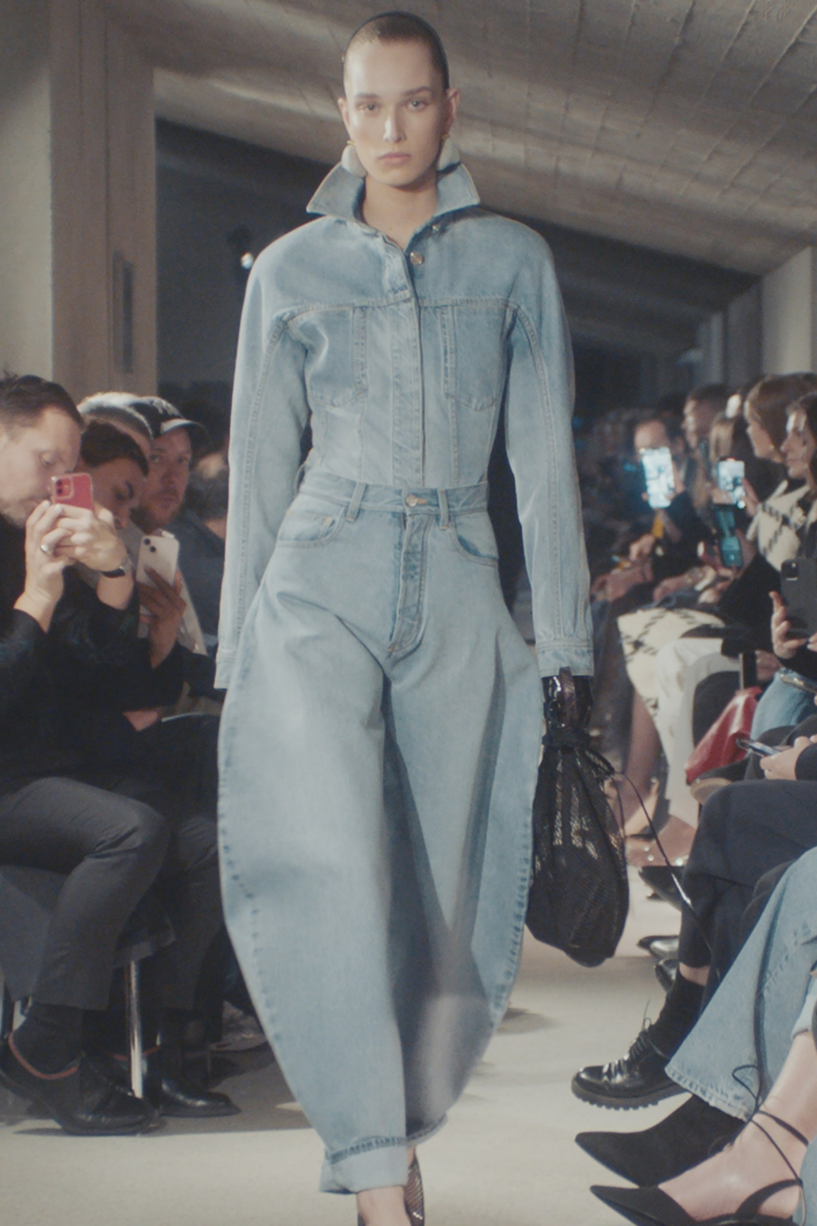 2025 ai cũng có một chiếc barrel jeans trong tủ!- Ảnh 10. 2025 ai cũng có một chiếc barrel jeans trong tủ!- Ảnh 10.