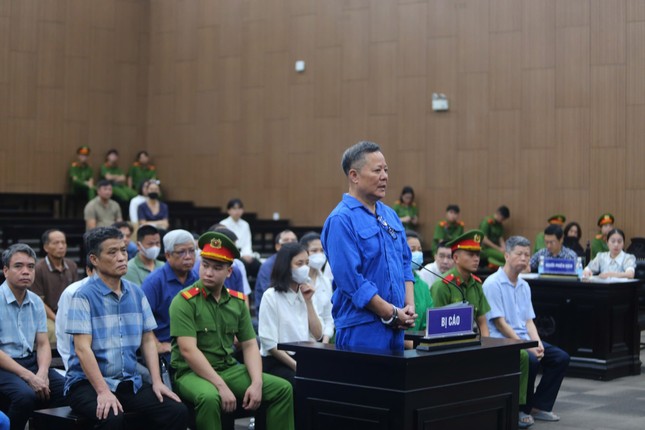 Vụ buôn lậu đất hiếm sang Trung Quốc: Chủ doanh nghiệp khóc, khai mới học hết lớp 8- Ảnh 1.