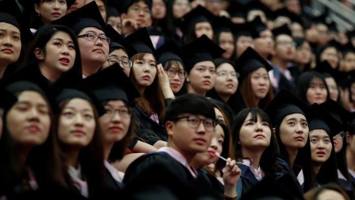 1,2 triệu hồ sơ xin việc được nộp vào Tập đoàn năng lượng hạt nhân quốc gia và sự thật buồn tại xứ tỉ dân: Cha mẹ dồn tiền cho con ăn học, nhưng sau ra trường con cái khó xin việc- Ảnh 2.