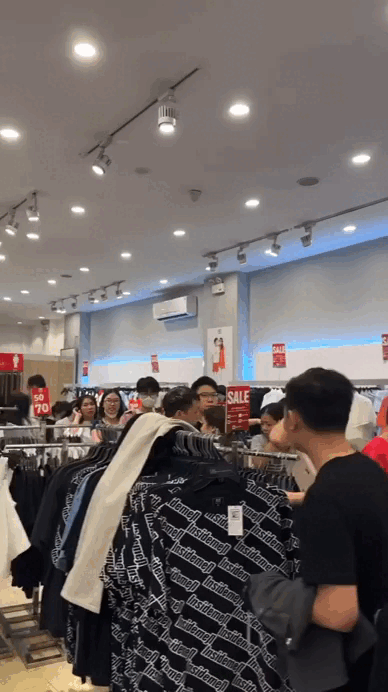 Cõi mạng đồn brand thời trang Việt 22 năm tuổi đóng cửa: Dân tình xếp hàng dài mua đồ sale sập sàn trong nước mắt- Ảnh 11.
