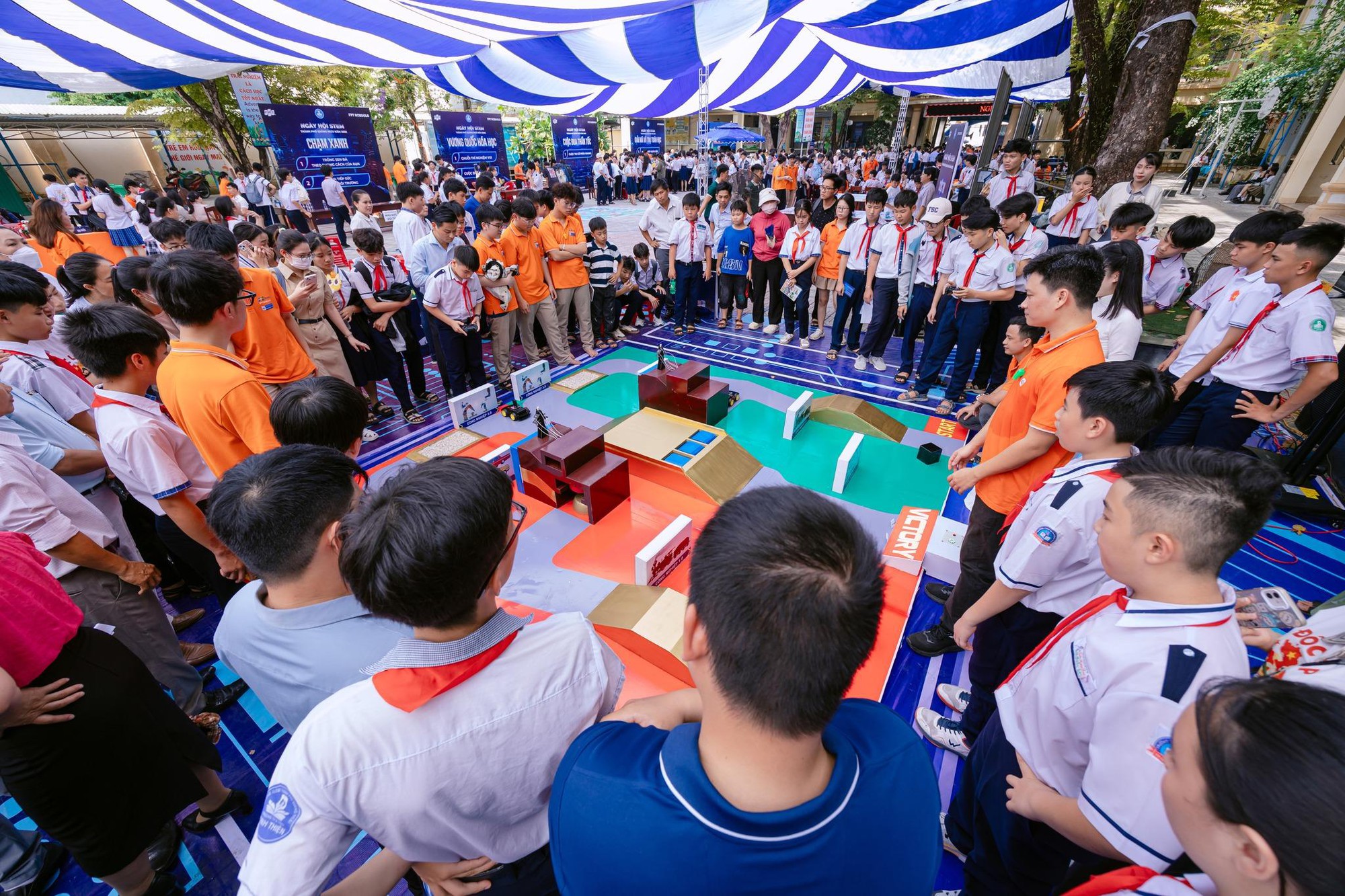 Ngày hội STEM Quảng Ngãi 2025: Trường THPT FPT Đà Nẵng tiên phong trong việc phát triển kỹ năng số và sáng tạo cho học sinh- Ảnh 1.