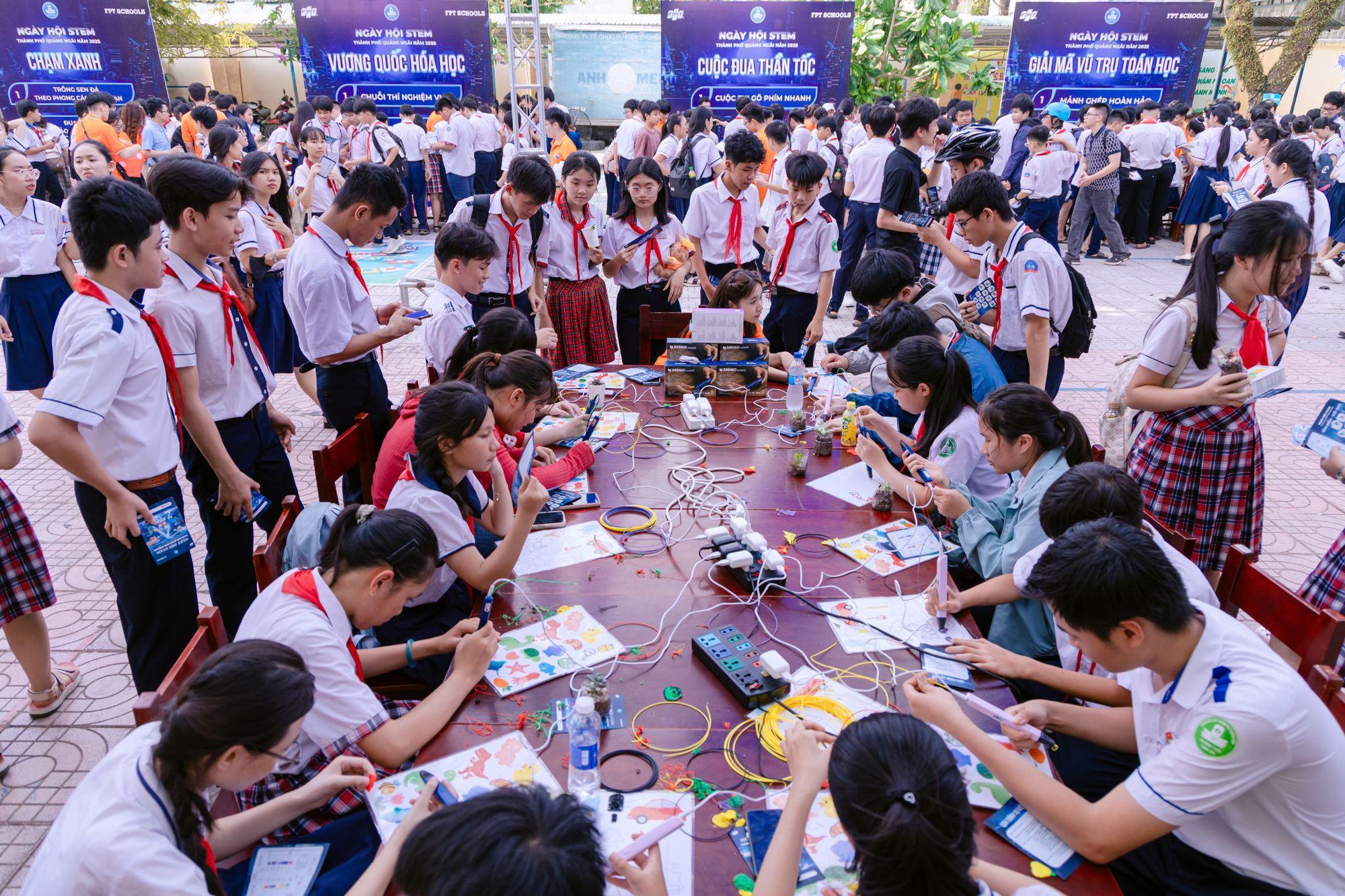 Ngày hội STEM Quảng Ngãi 2025: Trường THPT FPT Đà Nẵng tiên phong trong việc phát triển kỹ năng số và sáng tạo cho học sinh- Ảnh 3.