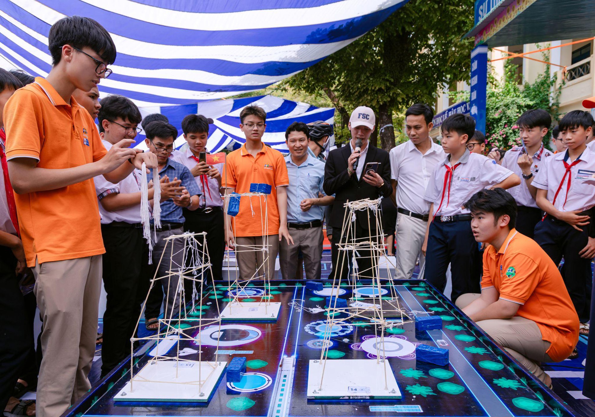Ngày hội STEM Quảng Ngãi 2025: Trường THPT FPT Đà Nẵng tiên phong trong việc phát triển kỹ năng số và sáng tạo cho học sinh- Ảnh 4.