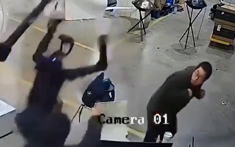 Video gây sốc: Robot hình người bất ngờ “nổi điên” trong nhà máy, vung tay loạn xạ khiến công nhân tháo chạy- Ảnh 1.