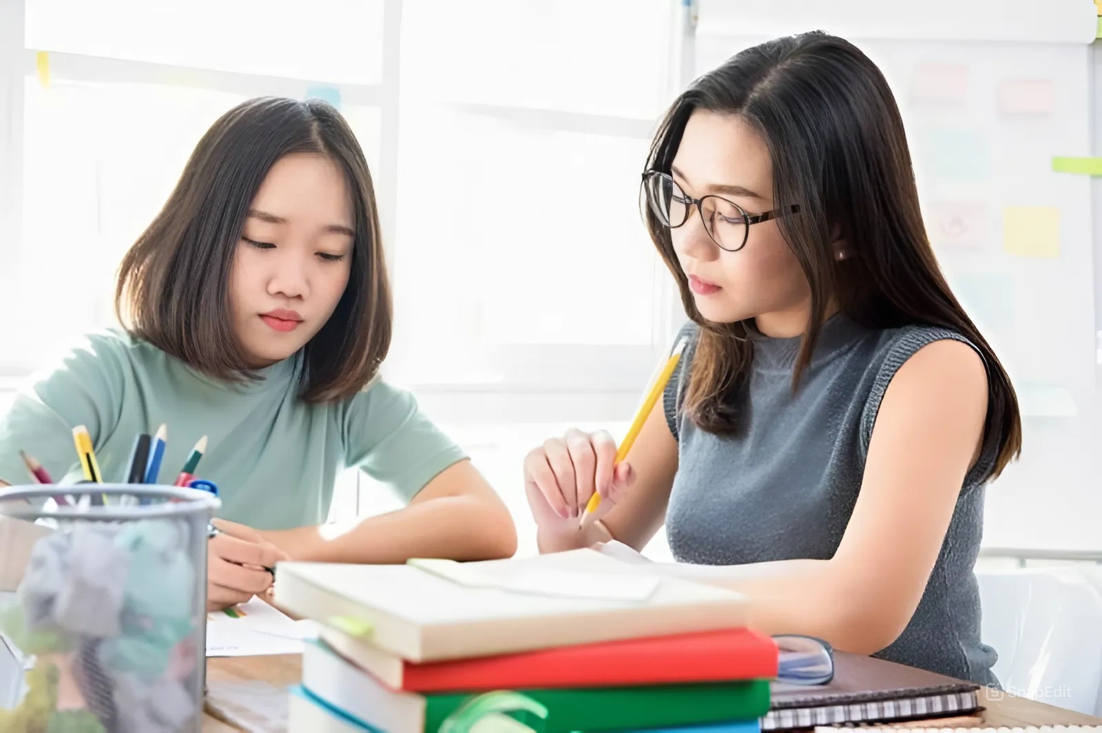 Cùng con ôn thi, nhiều phụ huynh hoang mang khi thấy vở thì ghi chép "đẹp như tranh", nhưng hỏi tới thì "Con không hiểu gì hết!"- Ảnh 2.