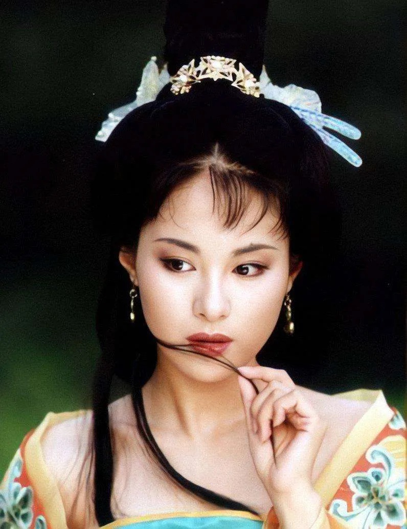 Mỹ nhân phải thay tên đổi họ vì Triệu Vy, bị đạo diễn tát mới biết bạn trai phản bội- Ảnh 1. Mỹ nhân phải thay tên đổi họ vì Triệu Vy, bị đạo diễn tát mới biết bạn trai phản bội- Ảnh 1.