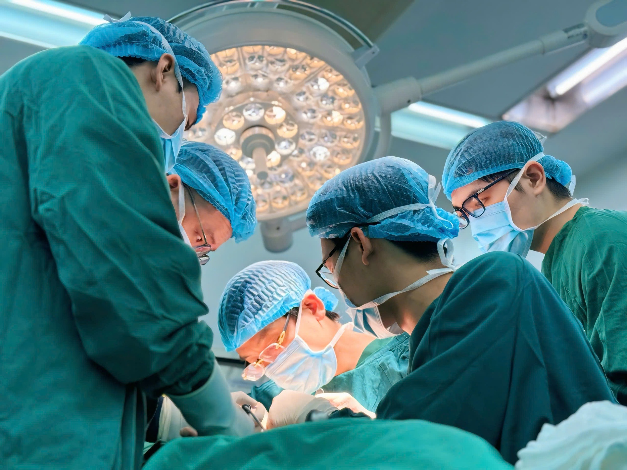Nam công nhân bị cuốn vào máy cắt đứt lìa ngón tay do 1 lỗi nhiều người thường mắc phải- Ảnh 1.
