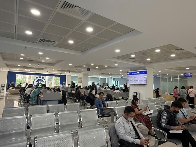 Trung tâm hành chính công Hà Nội bất ngờ 'vắng khách' ngày đầu tuần- Ảnh 2.