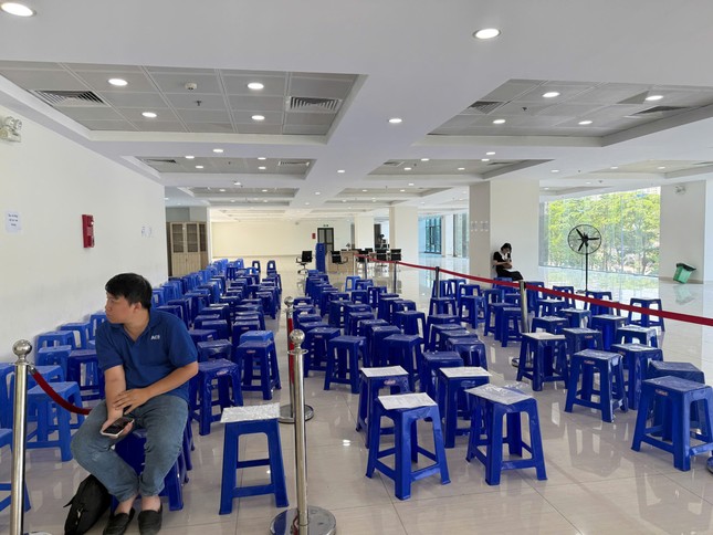 Trung tâm hành chính công Hà Nội bất ngờ 'vắng khách' ngày đầu tuần- Ảnh 1.