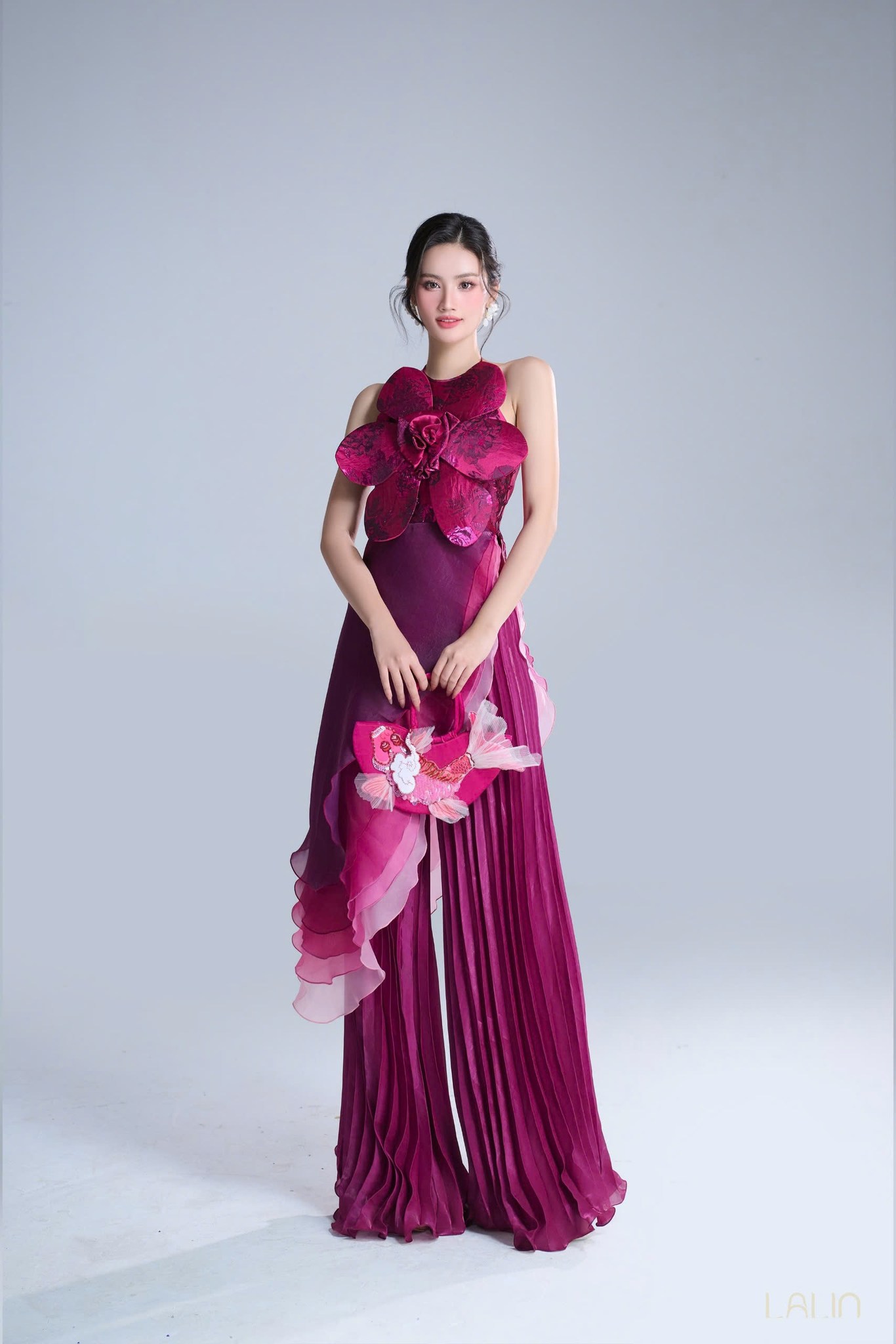 Mẫu áo dài hơn 3 triệu khiến dân tình 