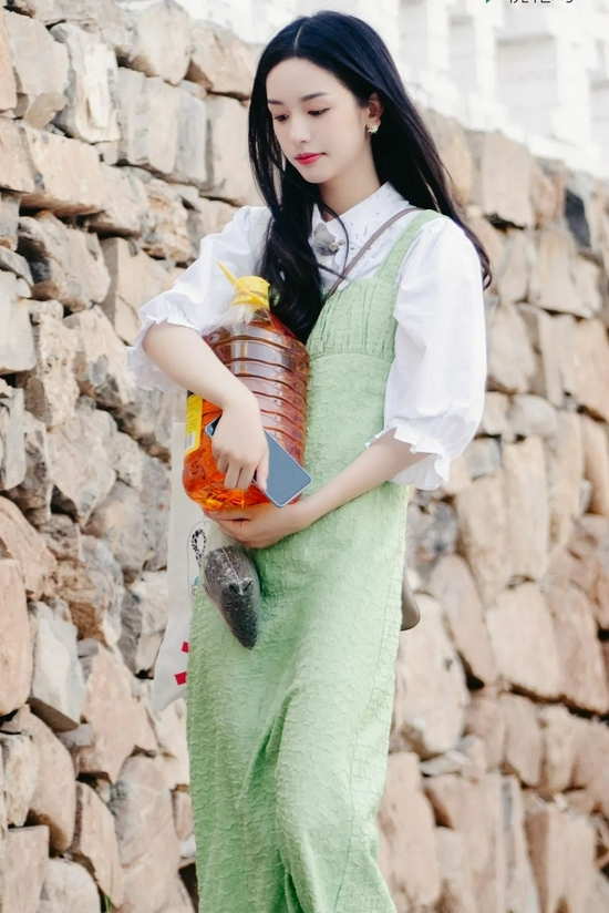 Mỹ nhân được mệnh danh "đẹp chấn động thế gian" cùng với Lưu Diệc Phi, ảnh chụp vội cũng xinh phát sáng- Ảnh 12.