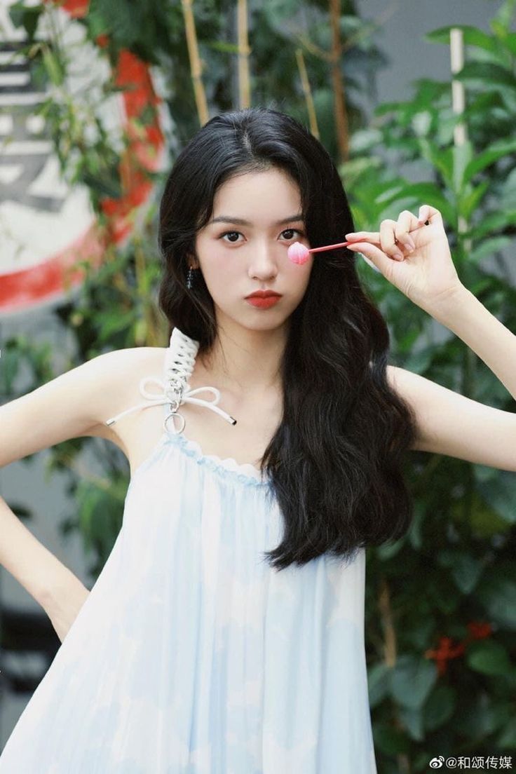 Mỹ nhân được mệnh danh "đẹp chấn động thế gian" cùng với Lưu Diệc Phi, ảnh chụp vội cũng xinh phát sáng- Ảnh 2.
