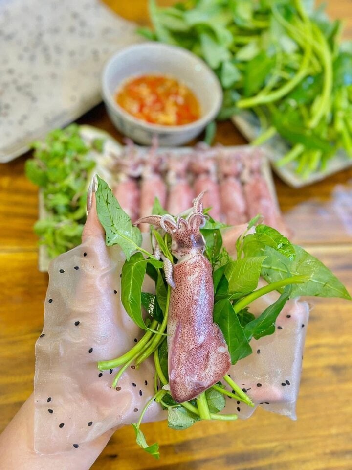 Vì sao món mực hấp cuốn rau muống bánh tráng gây sốt mạng?- Ảnh 2.