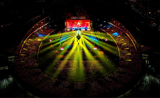 Muốn thấy đẳng cấp đỉnh lưu của HIEUTHUHAI hãy xem video này, concert quốc tế cũng chỉ đến thế là cùng!- Ảnh 1. Muốn thấy đẳng cấp đỉnh lưu của HIEUTHUHAI hãy xem video này, concert quốc tế cũng chỉ đến thế là cùng!- Ảnh 1.