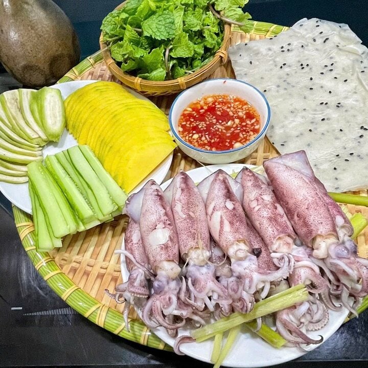 Vì sao món mực hấp cuốn rau muống bánh tráng gây sốt mạng?- Ảnh 3.
