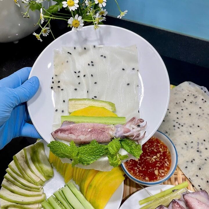 Vì sao món mực hấp cuốn rau muống bánh tráng gây sốt mạng?- Ảnh 4.