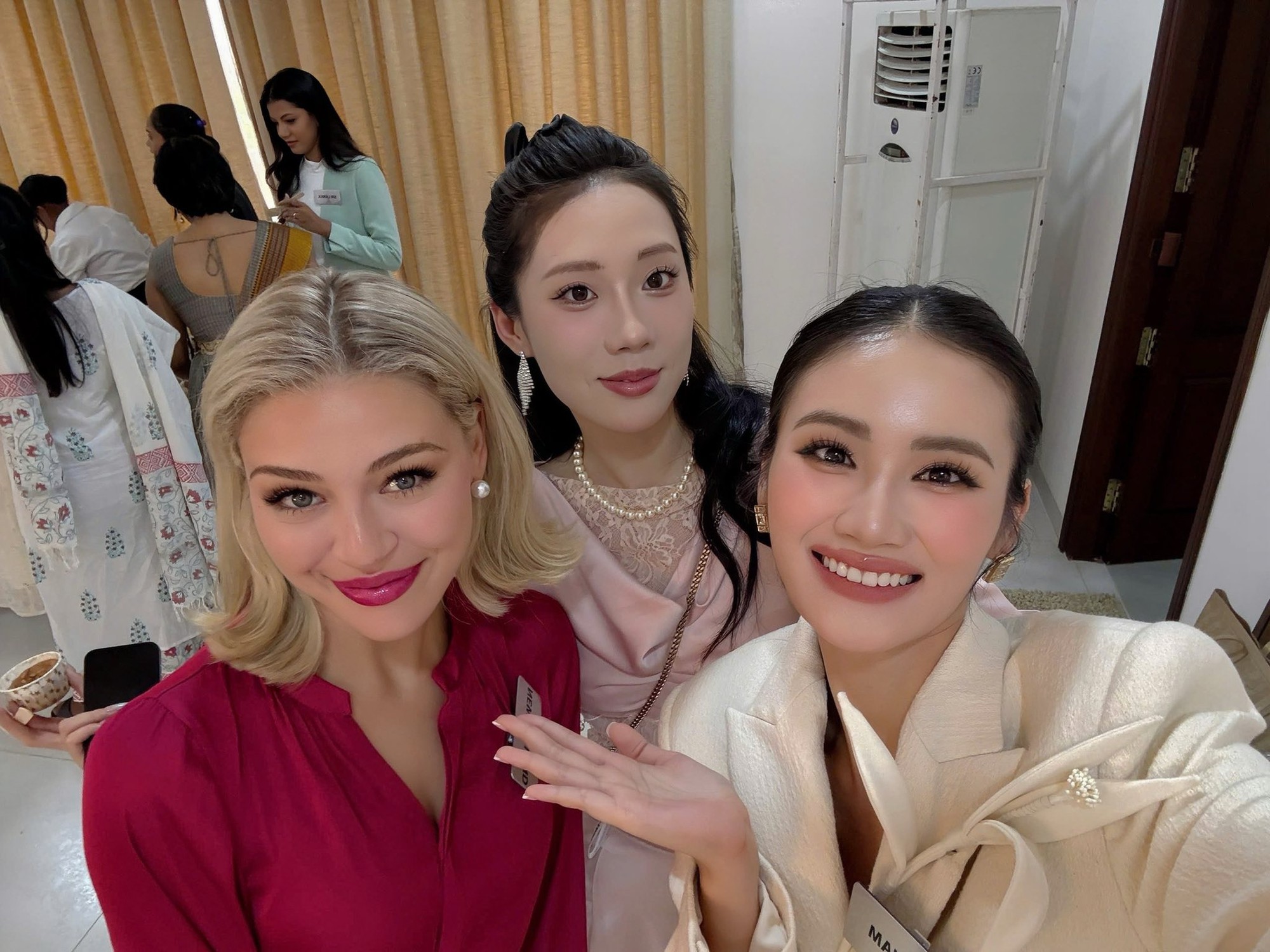 Video Hoa hậu Ý Nhi bị quay lén tại Miss World- Ảnh 2. Video Hoa hậu Ý Nhi bị quay lén tại Miss World- Ảnh 2.