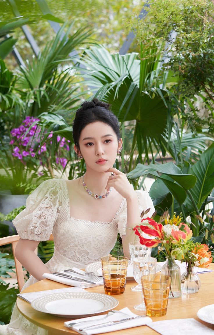 Mỹ nhân được mệnh danh "đẹp chấn động thế gian" cùng với Lưu Diệc Phi, ảnh chụp vội cũng xinh phát sáng- Ảnh 15.