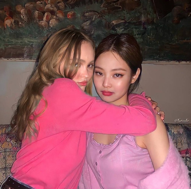 Sốc visual với sự kết hợp của cặp bạn thân IT girl hot nhất nhì, so với Jennie hơn hay kém?- Ảnh 2. Sốc visual với sự kết hợp của cặp bạn thân IT girl hot nhất nhì, so với Jennie hơn hay kém?- Ảnh 2.