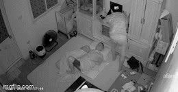Vị khách lạ lẻn vào phòng lúc 3 giờ sáng, đang lúi húi làm một việc thì gia chủ thức giấc "bắt tại trận": 3 giây đối mặt khiến tất cả đứng hình!- Ảnh 1. Vị khách lạ lẻn vào phòng lúc 3 giờ sáng, đang lúi húi làm một việc thì gia chủ thức giấc "bắt tại trận": 3 giây đối mặt khiến tất cả đứng hình!- Ảnh 1.