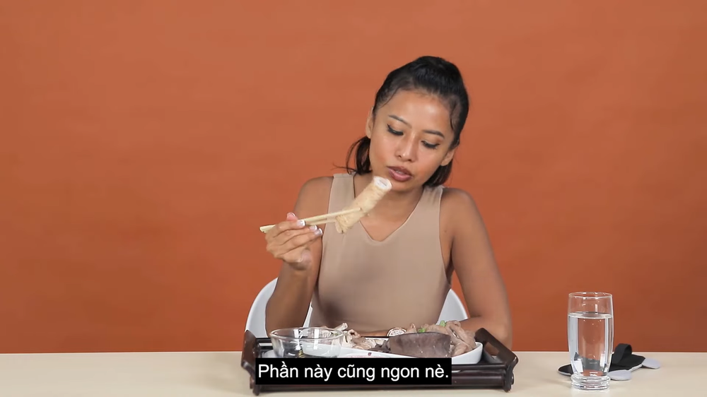 Khách Tây nếm thử món ăn này của Việt Nam rồi chốt lại 1 câu cực hài, "chuẩn không cần chỉnh"- Ảnh 9.