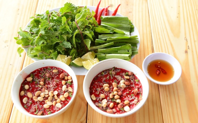 Khách Tây nếm thử món ăn này của Việt Nam rồi chốt lại 1 câu cực hài, "chuẩn không cần chỉnh"- Ảnh 1.