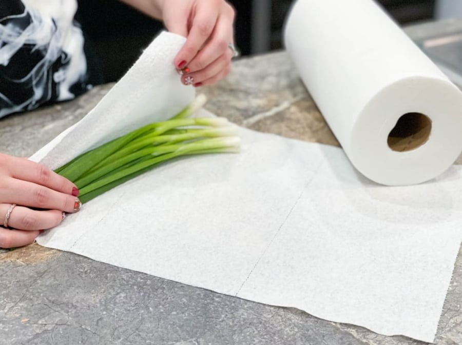 Hôm nay tôi phát hiện ra 2 mẹo bảo quản hành lá dễ ẹc, để cả tháng vẫn xanh mướt, hành tươi như vừa hái- Ảnh 2.