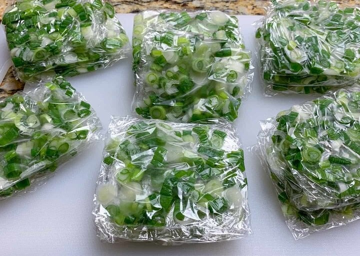 Hôm nay tôi phát hiện ra 2 mẹo bảo quản hành lá dễ ẹc, để cả tháng vẫn xanh mướt, hành tươi như vừa hái- Ảnh 3.