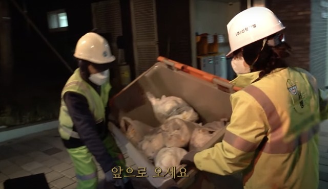 Bắt gặp minh tinh hạng A đi làm công nhân vệ sinh và rửa bát thuê, biết lý do ai cũng sốc- Ảnh 4.