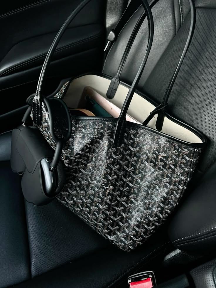 Drama túi Goyard 50 triệu bị chảy màu có cái kết 